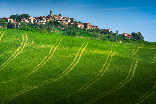 Il villaggio di Morrona tra le colline verdi